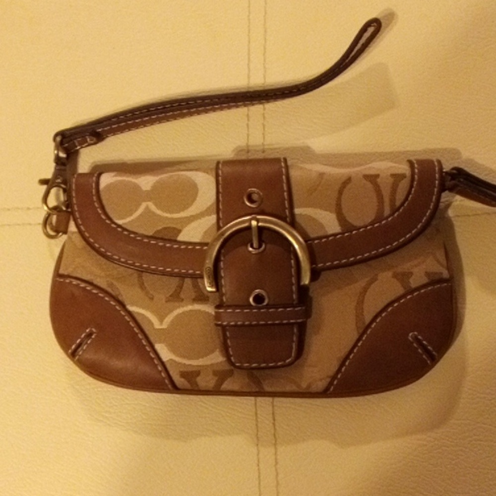 Women's wristlet or wallet clutch  coach brand excellent condition never used